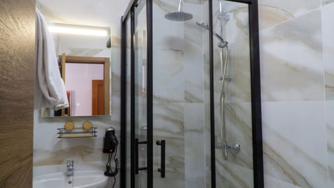 Comfort Triple Room, Ensuite | Bathroom | Hair dryer, towels, soap, shampoo