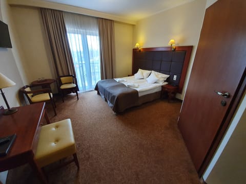 Double or Twin Room | Desk, blackout drapes, soundproofing, iron/ironing board