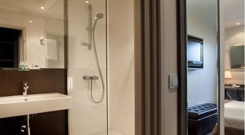 Shower, free toiletries, hair dryer, towels