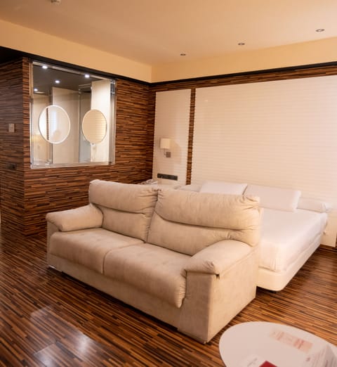 Suite | Minibar, in-room safe, desk, laptop workspace