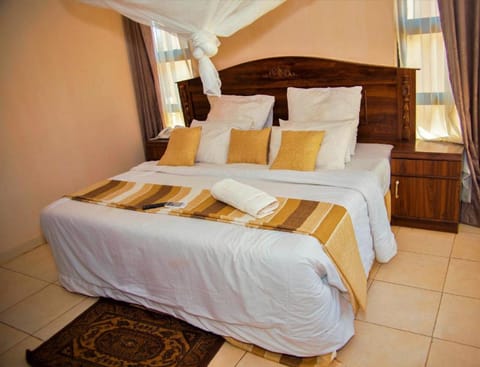 Deluxe Double or Twin Room | Desk, laptop workspace, iron/ironing board, free WiFi
