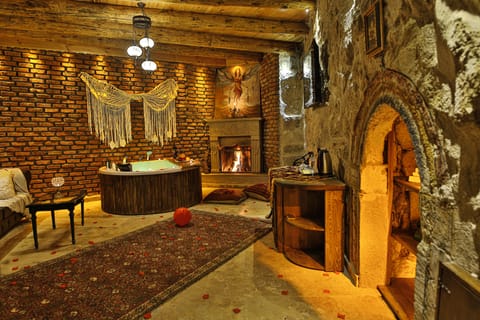 Luxury Double Room | Bathroom | Separate tub and shower, jetted tub, free toiletries, hair dryer