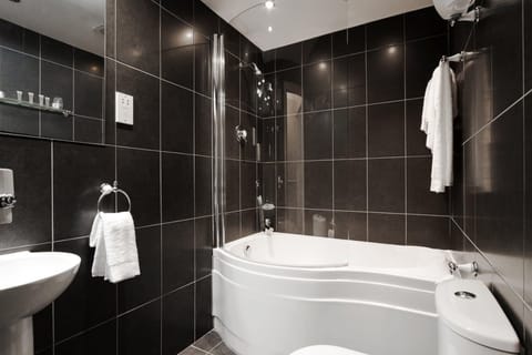 Four Poster Suite | Bathroom | Shower, free toiletries, hair dryer, towels