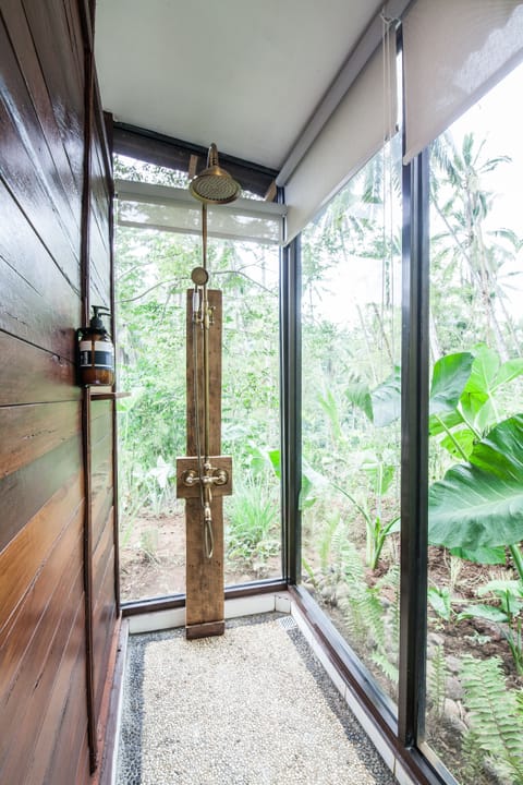 Deluxe Tent | Bathroom shower