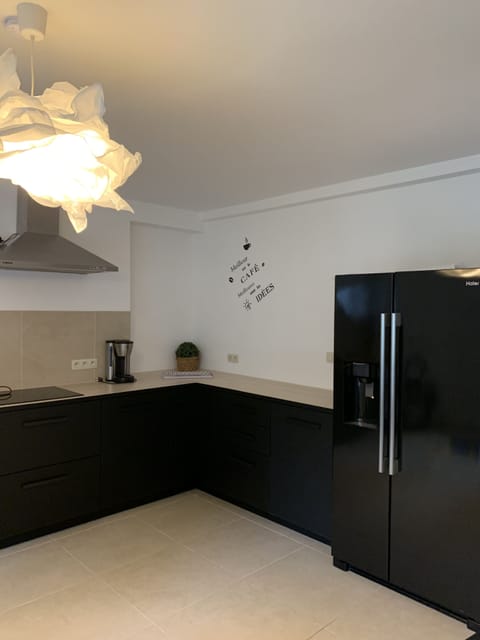 House, 2 Bedrooms | Private kitchen | Full-size fridge, microwave, oven, dishwasher