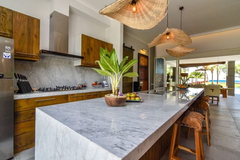 Full-size fridge, microwave, stovetop, toaster