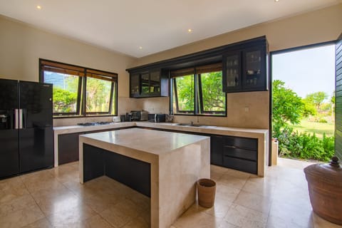 Fridge, stovetop, coffee/tea maker, electric kettle