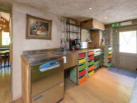 House | Private kitchen | Fridge, microwave, oven, stovetop