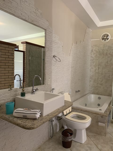 Deluxe Suite, 1 Bedroom | Jetted tub