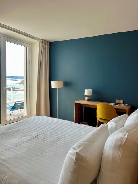 Comfort Double Room, Balcony | Minibar, in-room safe, individually decorated, individually furnished