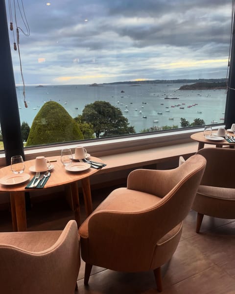 Daily continental breakfast (EUR 26 per person)