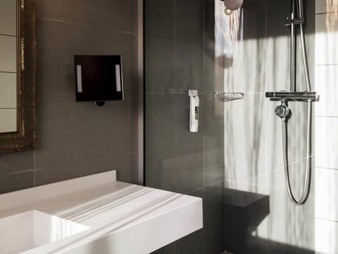 Superior Suite, 1 King Bed | In-room safe, desk, soundproofing, iron/ironing board