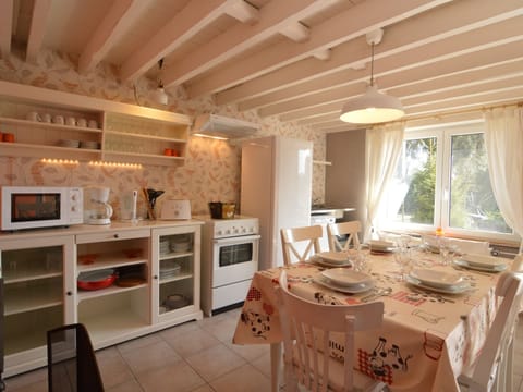 Cottage | Private kitchen | Highchair