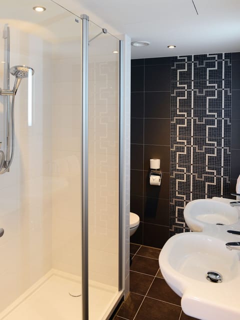 Superior Room | Bathroom | Eco-friendly toiletries, hair dryer, towels