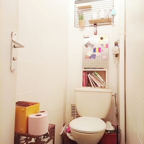 Separate tub and shower, towels