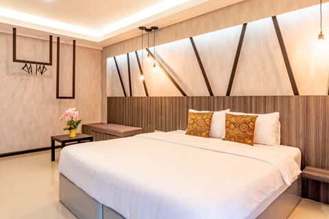 Suite, 1 King Bed with Sofa bed | Desk, free WiFi, bed sheets