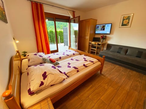 1 bedroom, pillowtop beds, desk, free wired internet
