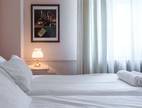 2 bedrooms, Egyptian cotton sheets, premium bedding, Select Comfort beds