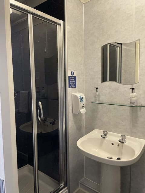 Single Room | Bathroom | Free toiletries, hair dryer, towels