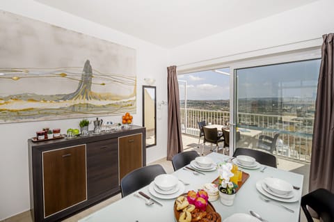 Apartment, 3 Bedrooms | Dining room