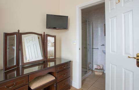 Standard Twin Room, Ensuite | Individually decorated, individually furnished, desk, blackout drapes