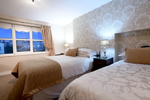 Deluxe Twin Room, Ensuite | Individually decorated, individually furnished, desk, blackout drapes