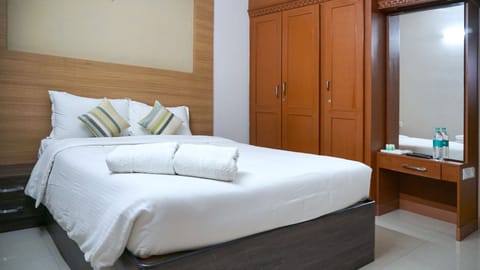 Deluxe Double Room | Soundproofing, iron/ironing board, free WiFi, bed sheets
