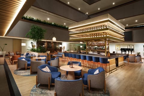 5 restaurants; breakfast, lunch, dinner, and brunch served