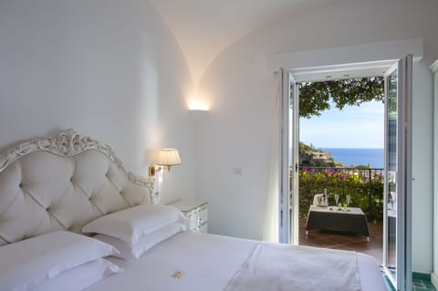 Deluxe Suite, Sea View | Minibar, in-room safe, individually decorated, desk