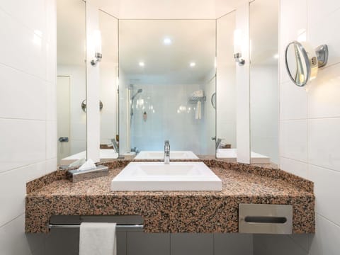 Classic Room, 1 Double Bed | Premium bedding, in-room safe, desk, blackout drapes