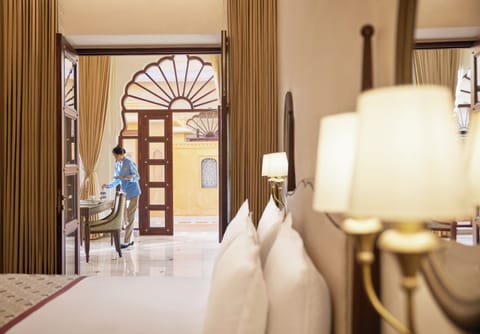 Deluxe Suite | Down comforters, pillowtop beds, minibar, in-room safe