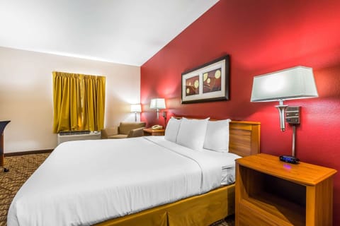 Standard Room, 1 King Bed, Non Smoking | Premium bedding, in-room safe, desk, laptop workspace