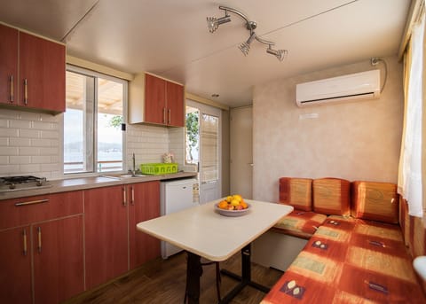 Private kitchen | Fridge, stovetop, cookware/dishes/utensils, freezer