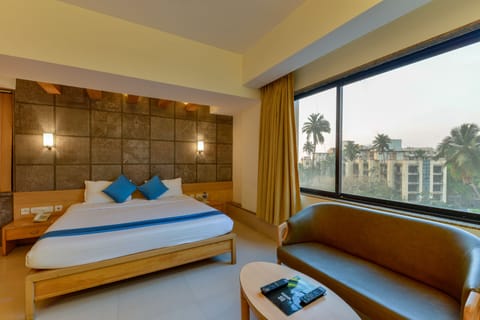 Club Room | Hypo-allergenic bedding, minibar, in-room safe, desk