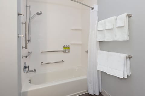 Standard Room, 2 Queen Beds, Accessible Bathtub (Mobility) | Bathroom | Free toiletries, hair dryer, towels