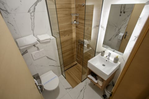 Triple Room | Bathroom | Free toiletries, hair dryer, slippers, bidet