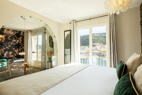 Premium bedding, memory foam beds, in-room safe, individually decorated