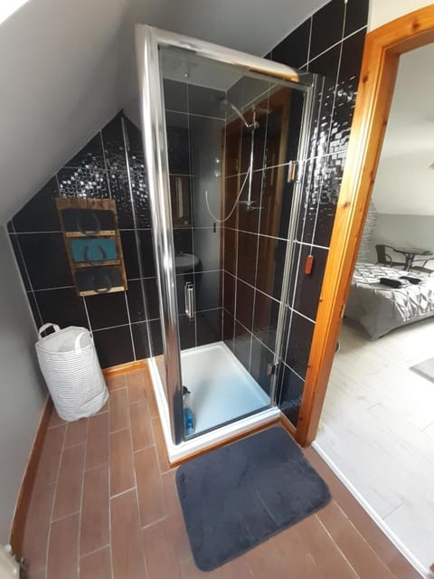 Family Double Room, Ensuite | Bathroom | Combined shower/tub, towels, soap, shampoo