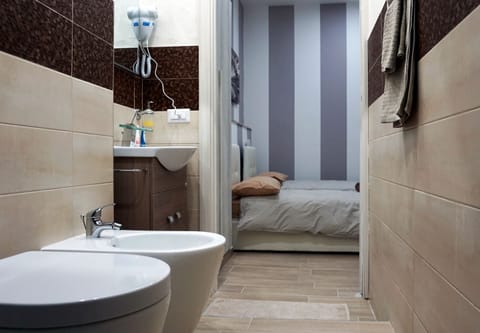 Business Double or Twin Room, 2 Twin Beds, Non Smoking | Bathroom | Shower, hair dryer, bathrobes, slippers