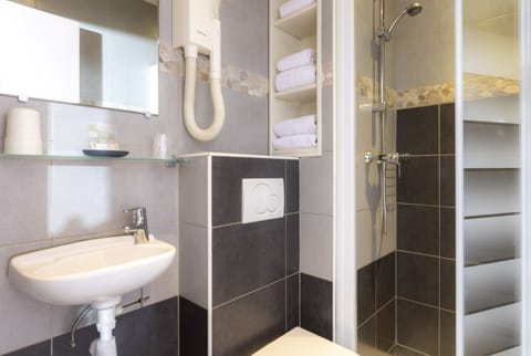 Standard Double Room | Bathroom | Shower, hair dryer, towels
