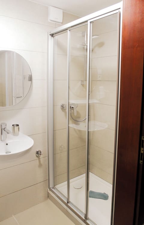 Single Room | Bathroom | Towels, toilet paper