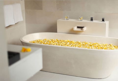 Pool Villa | Deep soaking bathtub