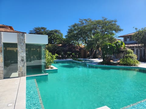 Outdoor pool, free cabanas, sun loungers