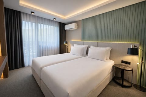 Presidential Suite | Desk, blackout drapes, soundproofing, free WiFi