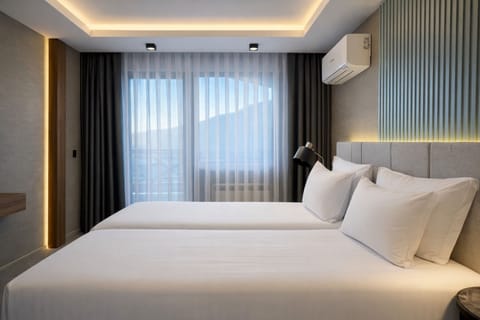 Presidential Suite | Desk, blackout drapes, soundproofing, free WiFi