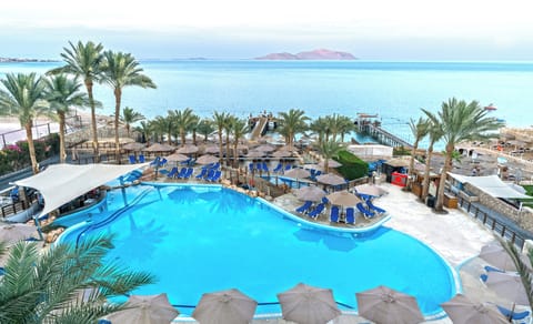 5 outdoor pools, sun loungers