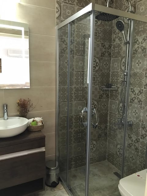 Shower, rainfall showerhead, free toiletries, hair dryer