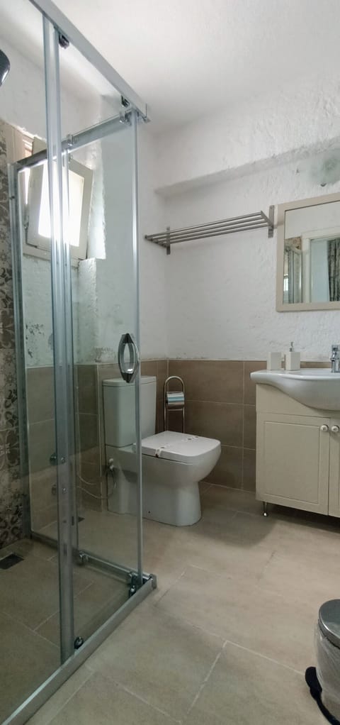 Family Room (3-4 people) Minus 1st Floor | Bathroom | Shower, rainfall showerhead, free toiletries, hair dryer