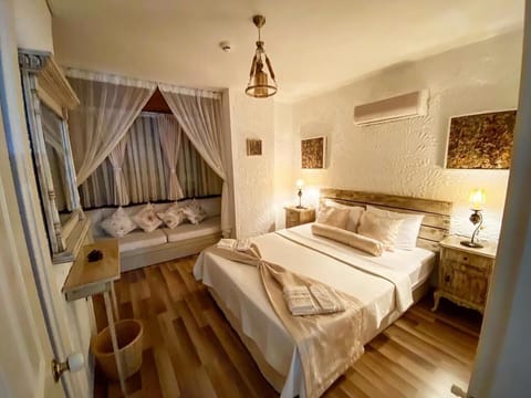 Superior Room (2-3 People) Bay Window | Free WiFi, bed sheets