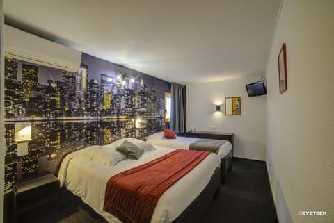 Family Triple Room | Individually furnished, desk, soundproofing, free WiFi